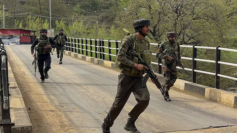 आतंकियों ने पुलिसकर्मियों पर बरसाईं गोलियां, दक्षिण कश्मीर में एक जवान की मौत