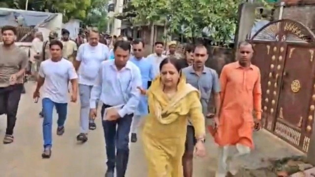 बलिया में करंट से पिता-पुत्र की मौत, लापरवाही पर भड़कीं विधायक l