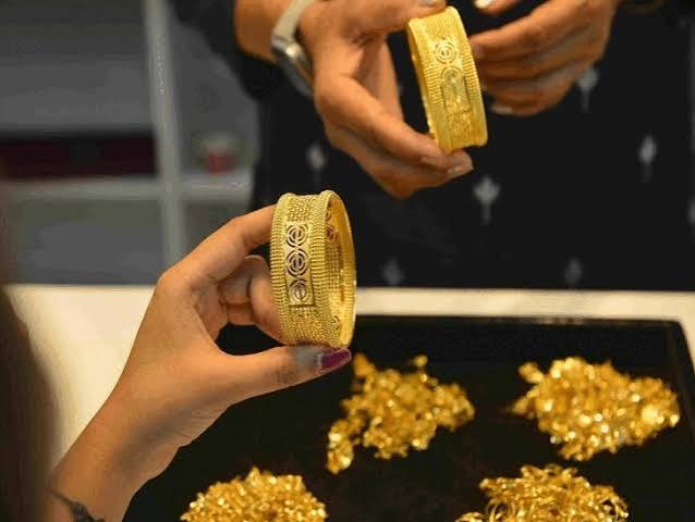 सोने के भाव में आज फिर गिरावट, 24 कैरेट ₹1.52 लाख के पार