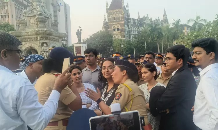 दिल्ली में पुलिस कार्रवाई और SIR के विरोध में मुंबई के वकील सड़क पर उतरे, मुख्य चुनाव आयुक्त के इस्तीफे की मांग