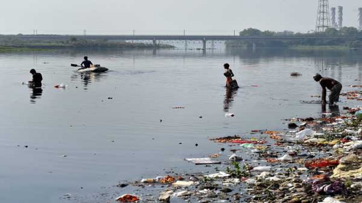 Yamuna Pollution: गंदे नालों और सीवेज से बिगड़ रही यमुना की हालत